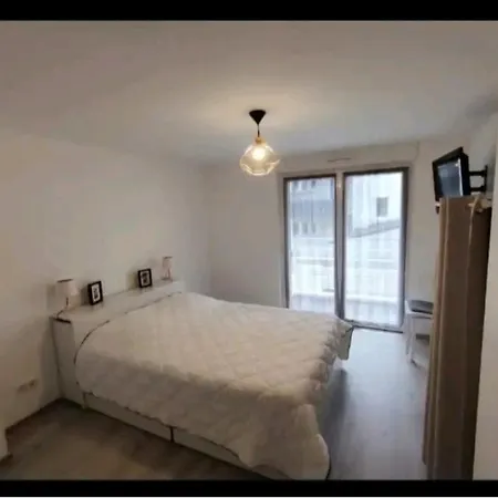 Apartment Moderne Pres Du Et Centre Ville. Les Eaux Vives. *